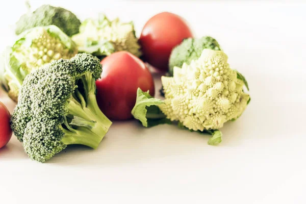 Tomat sayuran matang romanesco brokoli di belakang kayu putih — Stok Foto