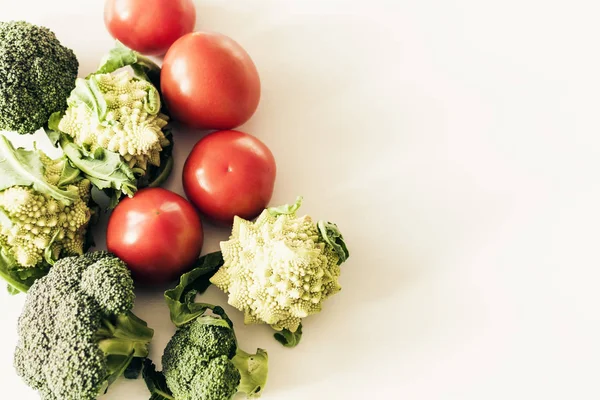 Tanaman berbasis makanan mentah latar belakang sayuran musiman, makanan vegan — Stok Foto