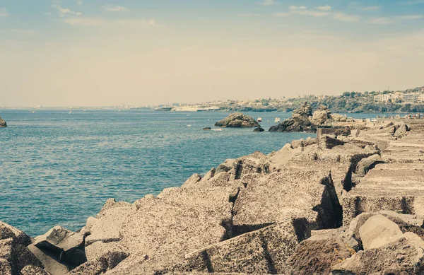 Litorale roccioso di Acitrezza vicino alle isole Ciclope, Catania, S — Foto Stock