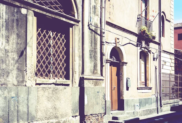 Sicilia, puerta de entrada en la fachada del antiguo edificio barroco en Catan — Foto de Stock