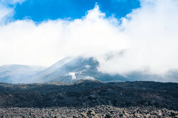 Rook op de Etna, actieve vulkaan aan de oostkust van Sicilië, — Stockfoto