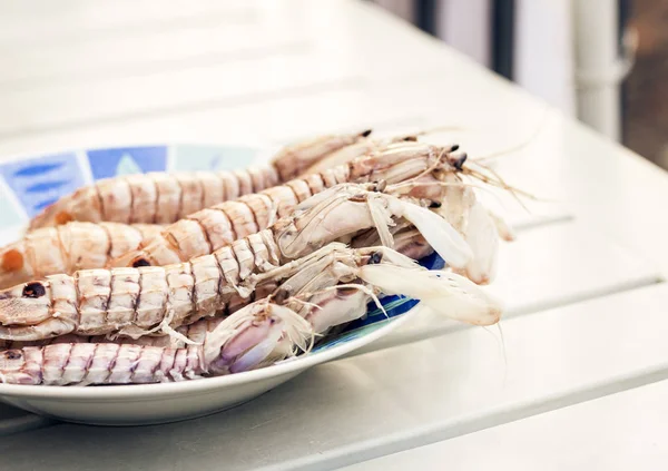 Camarões vermelhos cozidos no prato, frutos do mar do peixe ma — Fotografia de Stock