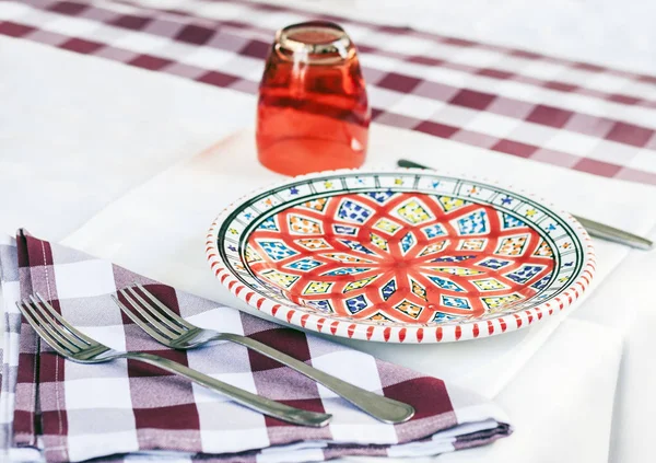 Serveren op de tafel op het terras in het restaurant in Catania, Si — Stockfoto