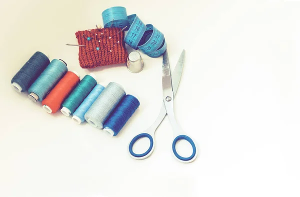 针织针织物工具,缝纫用红针织物垫,剪子 — 图库照片