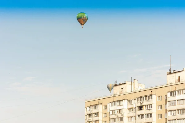 Luftballonger flyger över bostadshus i Kiev, Ukraina. — Stockfoto