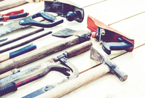 Conjunto de herramientas de construcción a mano vintage sobre fondo de madera  . — Foto de Stock