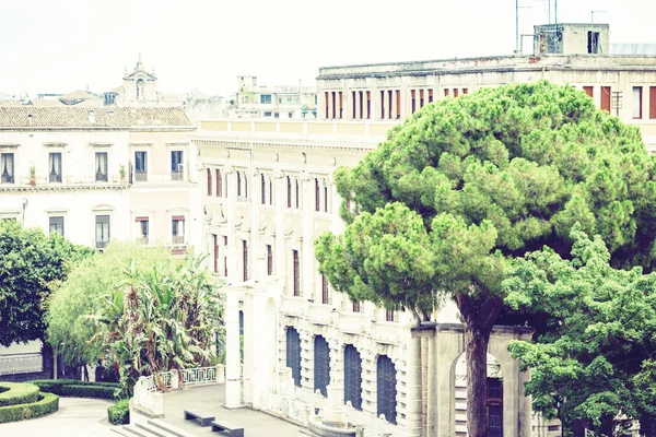 Sizilien, wunderschöne stadtlandschaft italiens, historische straße von catan — Stockfoto