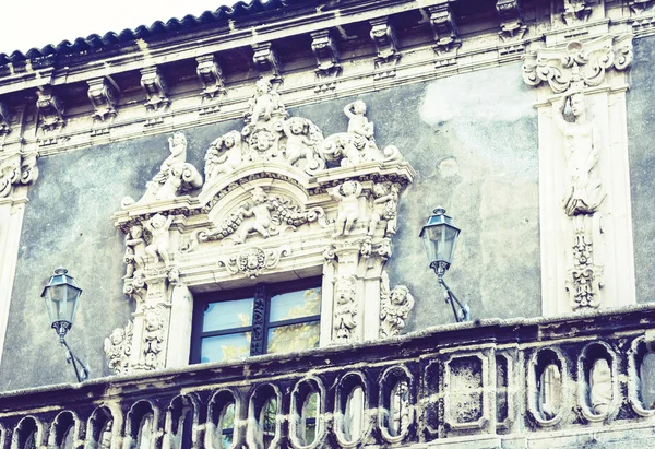 Balkong i gammal barockbyggnad i Catania, traditionell arkitekt — Stockfoto