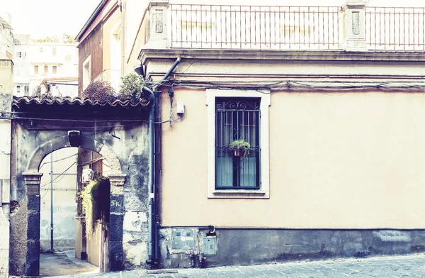 Sicilië, toegangsdeur aan gevel van oud barok gebouw in Catan — Stockfoto