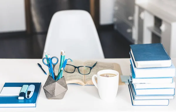 Moderno y elegante lugar de trabajo de oficina con libro abierto, gafas, oficina — Foto de Stock