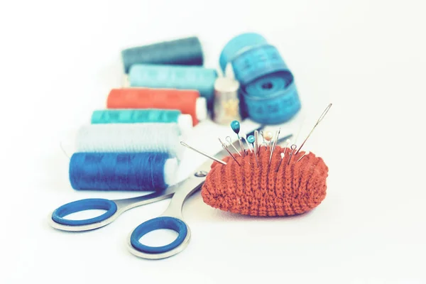 Outils pour la broderie à l'aiguille, coussin à aiguille tricoté rouge pour couture, ciseaux — Photo
