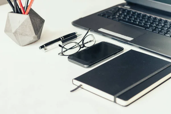 Laptop, smartphone, pilha de livros, notebook e lápis em conc — Fotografia de Stock