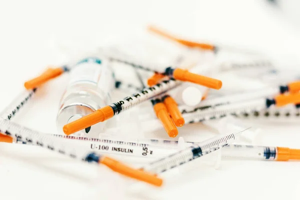 Stapel medizinischer Spritzen für Insulin bei Diabetes . — Stockfoto
