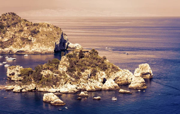 Puesta de sol en Sicilia, vista al mar con la famosa isla Isola Bella desde T — Foto de Stock