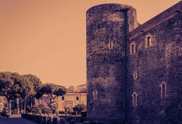 Naplemente Szicíliában, híres mérföldkő Castello Ursino, ősi vár — Stock Fotó