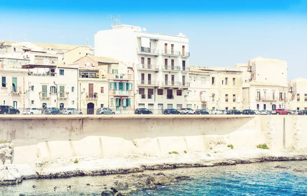 Paesaggio siciliano, Veduta di vecchi edifici sul lungomare di Ortygia  ( — Foto Stock