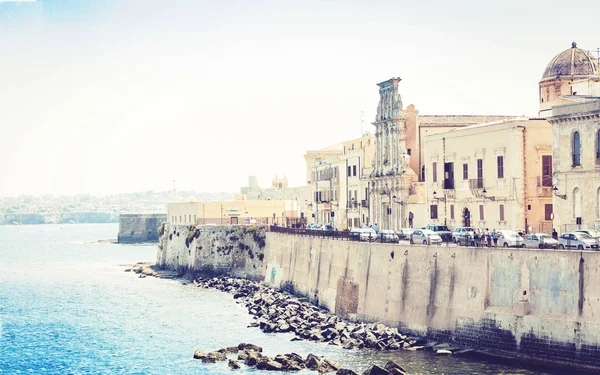 Paesaggio siciliano, Veduta di vecchi edifici sul lungomare di Ortygia  ( — Foto Stock