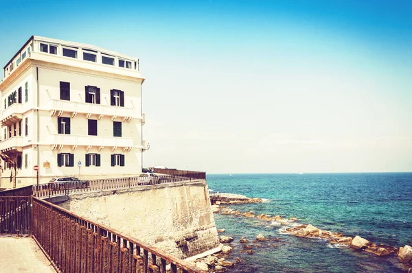 Paesaggio siciliano, Veduta di vecchi edifici sul lungomare di Ortygia  ( — Foto Stock