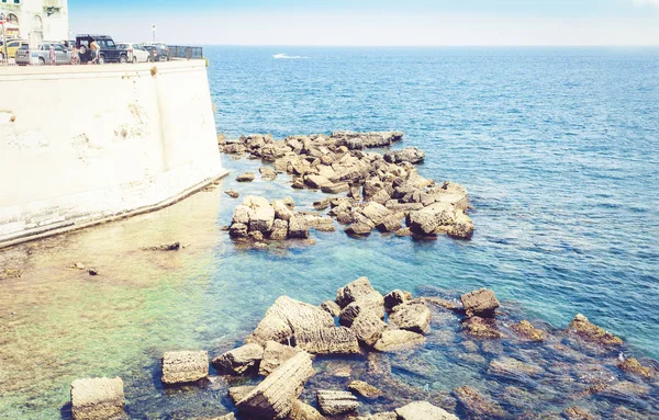 Sizilien Landschaft, Blick auf alte Gebäude in der Strandpromenade von ortygia ( — Stockfoto