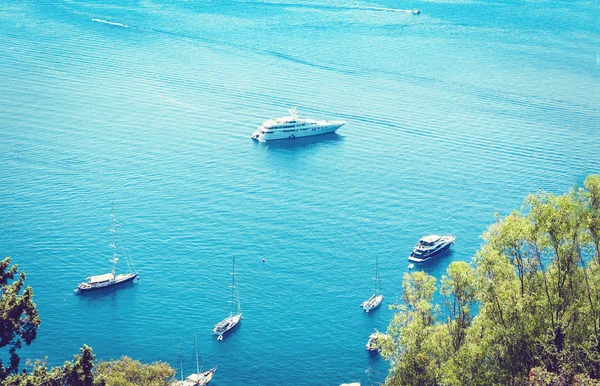 Vista mare con barca a vela, barca a motore da Taormina, Sicilia, Italia . — Foto Stock