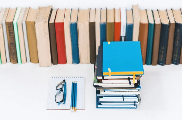 Apilamientos de cuadernos, pila de libros educación volver a la escuela backgro — Foto de Stock
