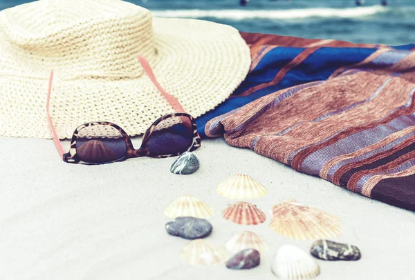 热带草坪上的草帽、遮阳帽及太阳镜 — 图库照片