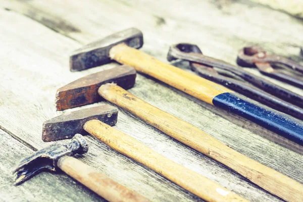 Conjunto de herramientas de construcción de mano vintage martillos en un respaldo de madera — Foto de Stock