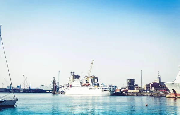 L'Autorità Portuale di Catania, paesaggio marino con barche a vela, Sicilia, It — Foto Stock
