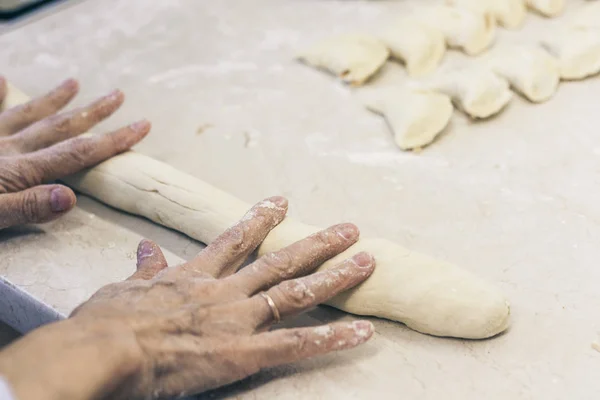 Le mani femminili che impastano facendo la pasta per gnocchi  . — Foto Stock