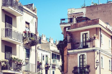 Taormi 'deki eski barok yerleşim yerlerinin cephe duvarı.