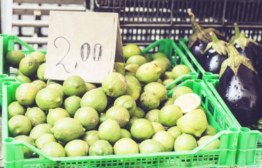 Çeşitli rengarenk taze sebzeler patlıcanlar ve limonlar 