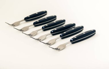 Beyaz arkaplanda izole edilmiş altı çatalı kapat.