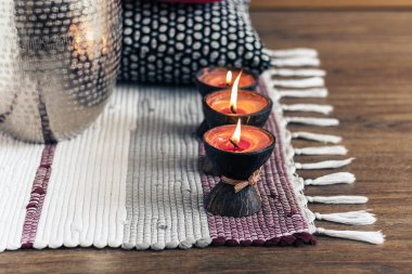 Konforlu ev dekorasyonu, hindistan cevizi kabuğunda yanan mumlar. 