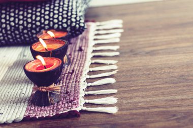 Konforlu ev dekorasyonu arka planı, hindistan ceviziyle mum yakma. 