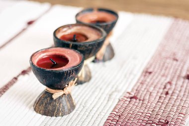 Konforlu ev dekorasyonu arka planı, hindistan ceviziyle mum yakma. 