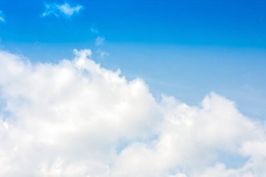 Güneşli bir günde bulutlu, güzel, mavi bir arka plan..