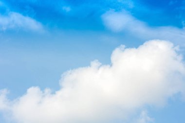 Güneşli bir günde bulutlu, güzel, mavi bir arka plan..