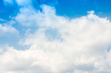 Güneşli bir günde bulutlu, güzel, mavi bir arka plan..