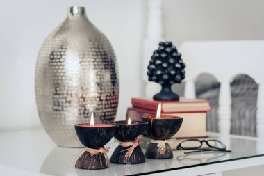 Konforlu ev dekorasyonu, hindistan cevizli spa aromalı mumlar.