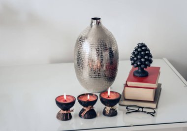 Konforlu ev dekorasyonu, hindistan cevizli spa aromalı mumlar.