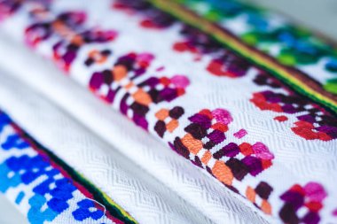 Geleneksel el işlemeli dokuma kumaş havlular.