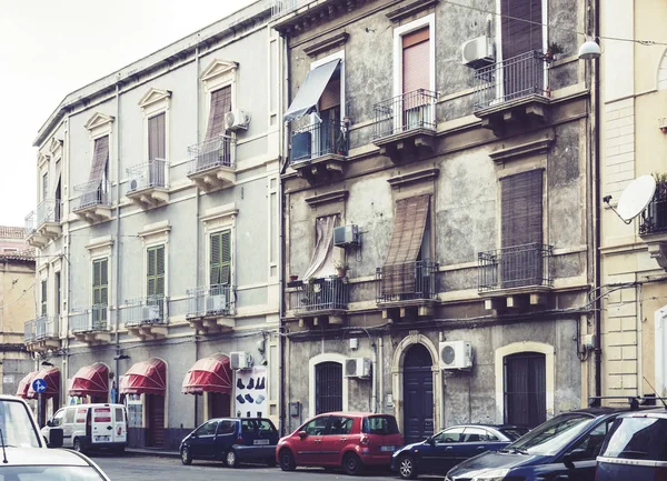 Tradiční architektura Sicílie v Itálii, typická ulice C — Stock fotografie