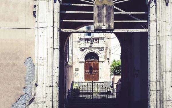Sicílie, vstupní dveře na fasádě staré barokní budovy v Katanu — Stock fotografie