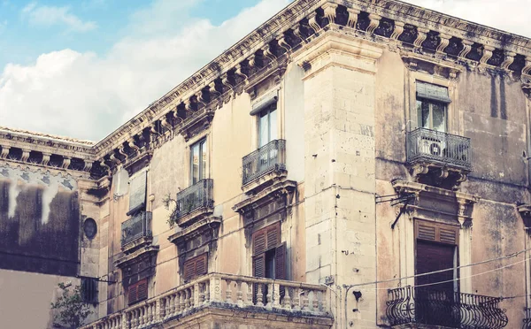 Traditionelle architektur siziliens in italien, typische straße von c — Stockfoto