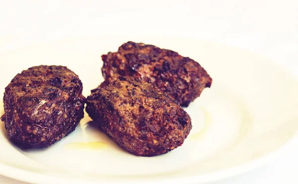 Domácí smažené mleté maso kuličky koňské maso na bílém talíři, tradi — Stock fotografie
