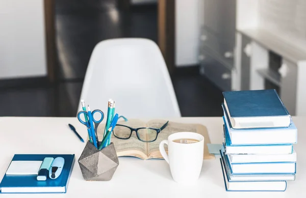 Moderno y elegante lugar de trabajo de oficina con libro abierto, gafas, oficina — Foto de Stock