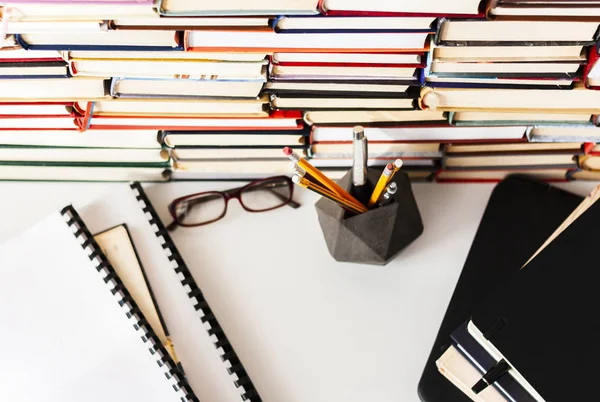 Egy halom könyv, tankönyv, laptop, szemüveg az irodai üzletben bac — Stock Fotó