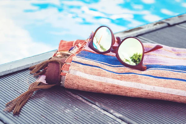 Zonnebril, omslagdoek voor strandkleding bij zwembad, tropica — Stockfoto