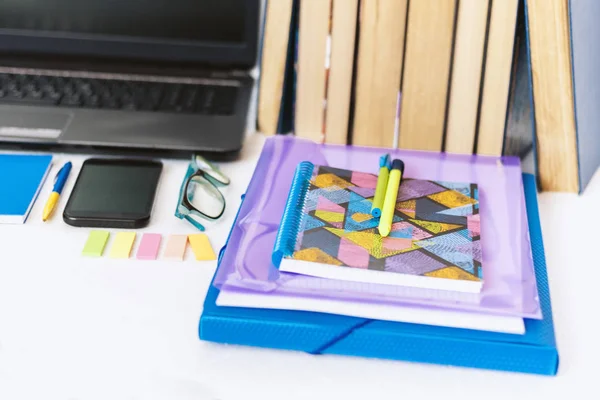 Accesorios de papelería escolar - notebook, copybook, laptop, plas — Foto de Stock