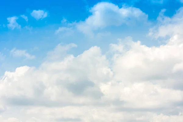 Bellissimo sfondo naturale cielo blu con nuvole nella giornata di sole . — Foto Stock